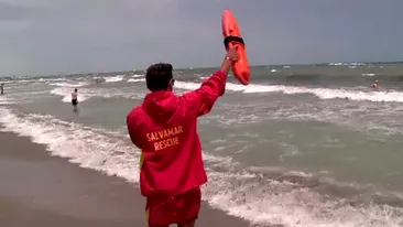 Momente cumplite la Eforie Nord. Un copil a fost luat de valuri chiar de la mal. Salvamarii, strigăt de disperare:” Nu știm ce să mai facem, părinții sunt inconștienți, stau pe telefoane”