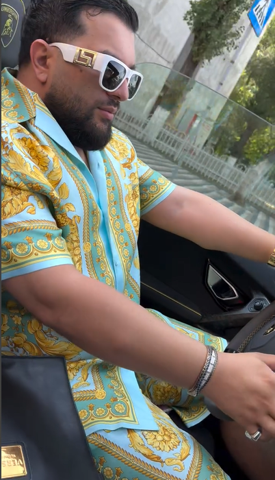 Tzancă Uraganu se scaldă în mare lux! Cât l-a costat noua lui geantă personalizată de la Louis Vuitton