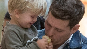 Ce şanse are fiul lui Michael Buble să învingă cancerul la ficat, la numai 3 ani!