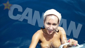 L-a cam dat uitarii pe Guta. Fosta amanta a manelistului a facut topless in Valea Regilor si s-a jucat cu pestii
