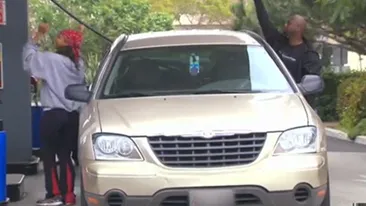 Sigur ii vei da like si share! Cel mai amuzant clip pe care l-ai fi putut vedea! A strans 14 milioane de vizualizari