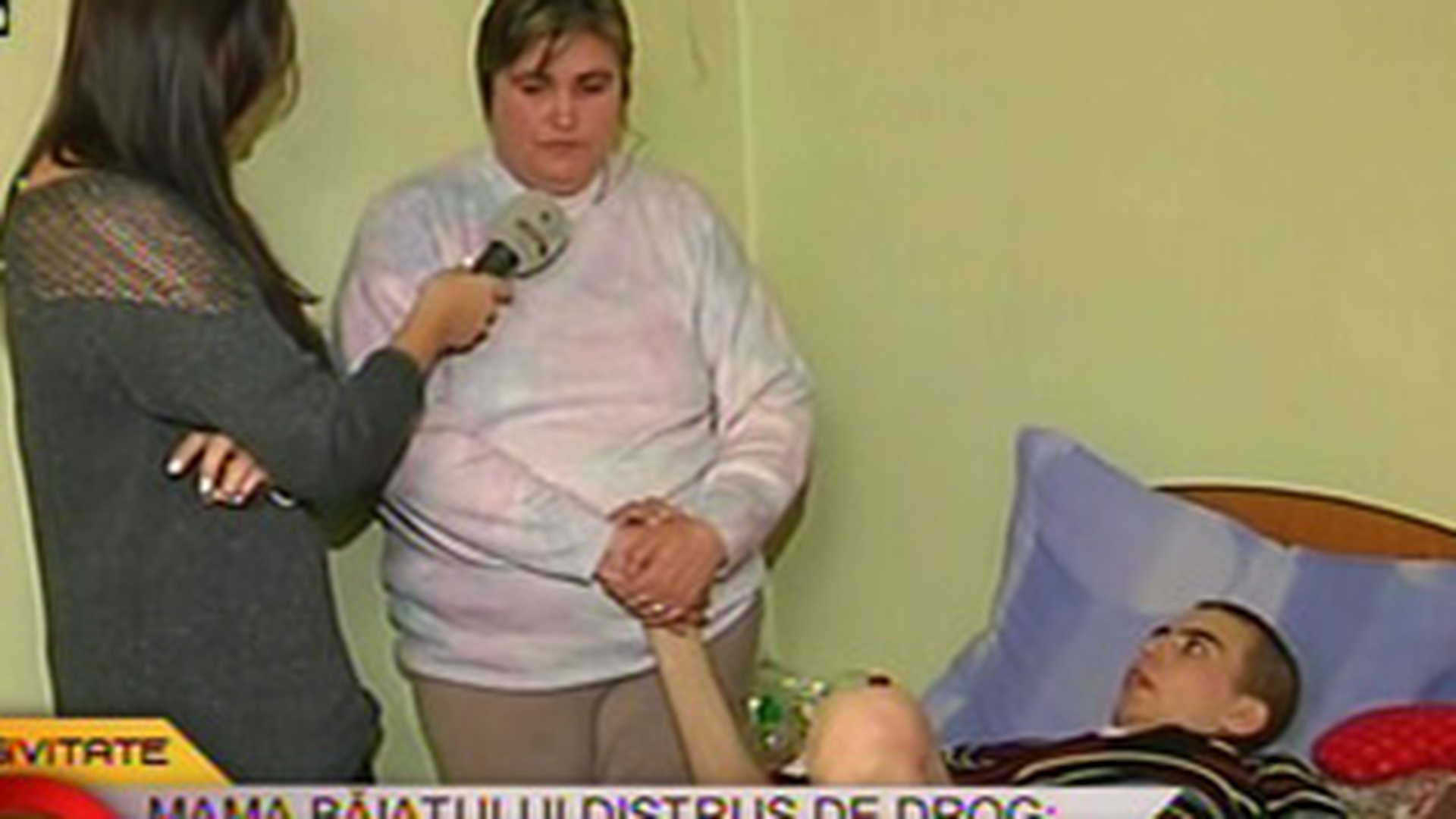 VIDEO SOCANT! Baiatul distrus de drogul Crocodil! A paralizat si are doar 30 de kilograme!