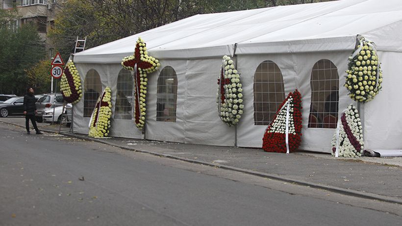 Avem imagini nemaivăzute! Priveghi faraonic printre blocuri, cum n-a avut nici Fane Spoitoru… A murit ”Împăratul florilor” din Ferentari!