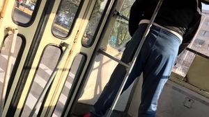 Un bărbat a fost surprins făcându-și nevoile într-un tramvai, în miezul zilei