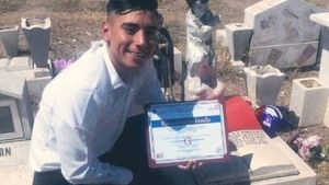 Ce a pățit un tănâr cand a mers la mormântul mamei lui cu diploma în brațe. S-a apropiat de locul de veci și a încremenit