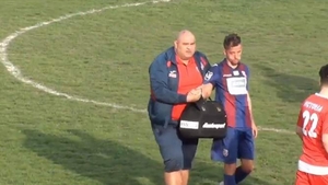 Un fotbalist român a fost rupt în bătaie chiar în timpul meciului!