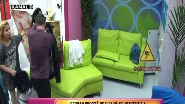 Bătaie în toată regula într-o emisiune TV de la noi! O concurentă a sărit cu pumnii şi palmele! De la ce a pornit totul!