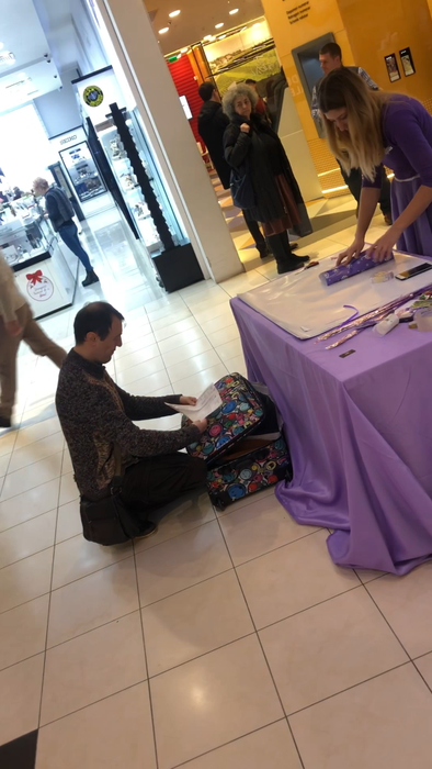 Aflat la mall, Călin Geambașu s-a pus în genunchi în fața unei hostese