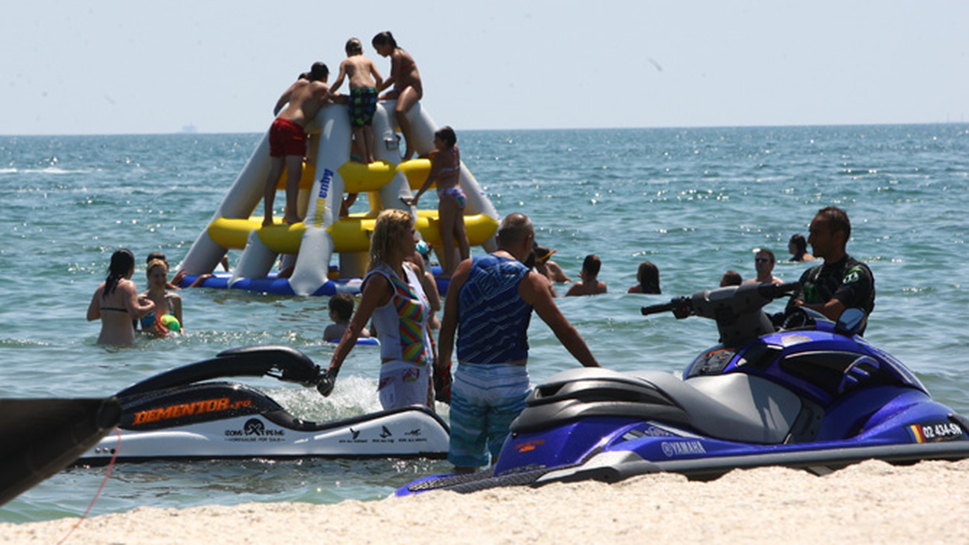 Motorizati la Mamaia! Sotia "milionarului cu elicopter" si-a invatat copiii sa mearga pe ski-jet!