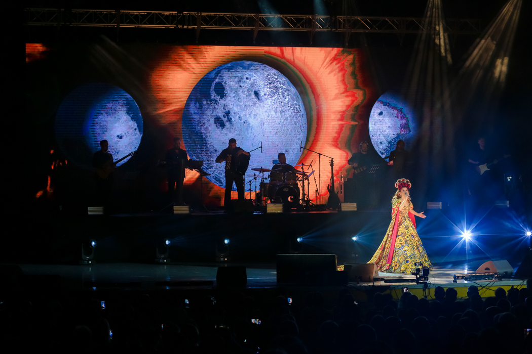 Elena Gheorghe, mărturii în lacrimi în fața a peste 4.000 de oameni. Imagini senzaționale de la show-ul cu muzică armânească