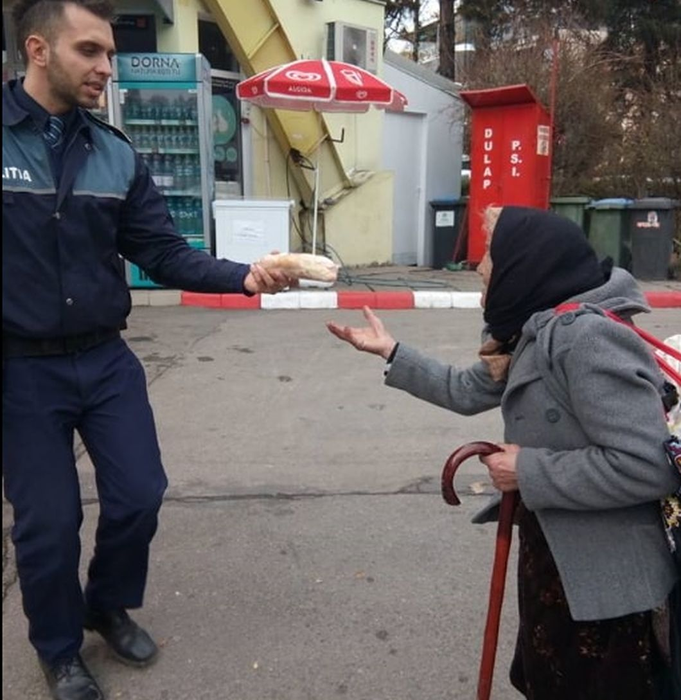 Gestul unui polițist din Cluj față de o bătrână care plângea de foame în fața unei benzinării a ajuns viral pe Internet! Ce a făcut omul legii