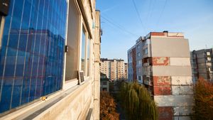 Poți monta panouri fotovoltaice pe balcon? Ce prevede legea, de fapt