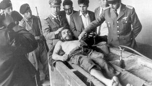 Povestea incredibila a unei fotografii celebre: cadavrul lui Che Guevara, prezentat ca un trofeu de vanatoare