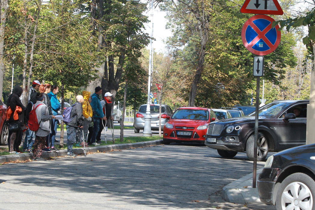 Nevoiașii au așteptat zadarnic în fața Palatului lui Gigi Becali