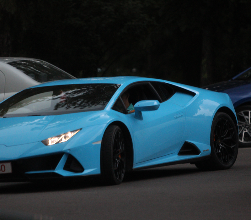 Cuplul părăsește parcul Herăstrău cu un Lamborghini de 350.000 de euro