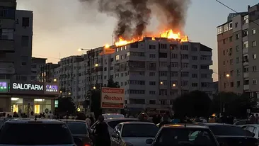 FOTO | Incendiu la Bacău! Mansarda unui bloc a luat foc
