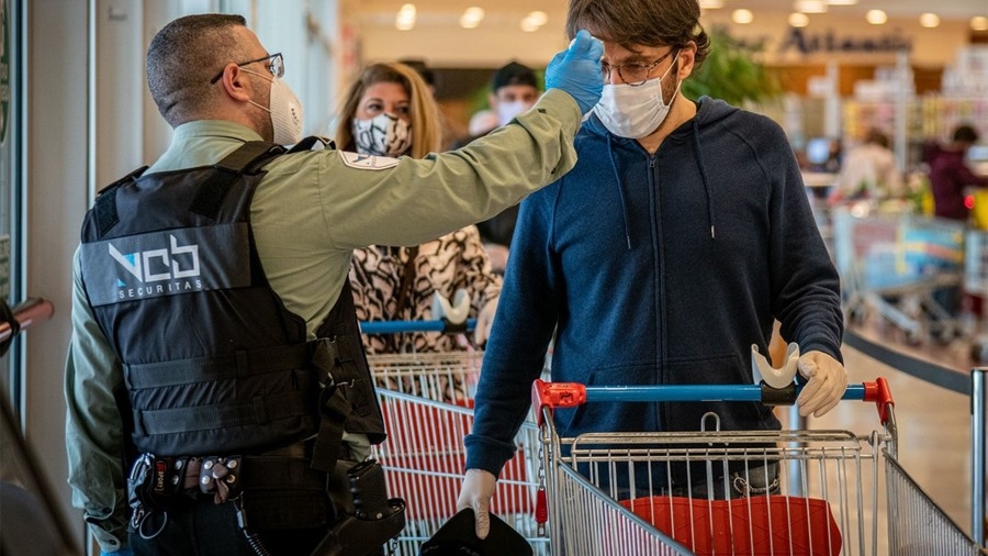 Ultima teorie a conspirației, devenită virală în România: "Nu mai intrați pe ușile culisante în supermarket-uri,  acestea dețin un câmp magnetic care..."