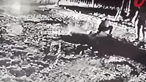Tânără din Vaslui, târâtă și încătușată de un polițist după ce a leșinat! VIDEO