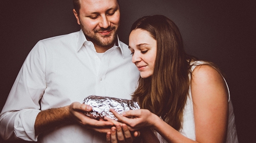 Nu au copil, dar au făcut o şedinţă foto de familie inedită, alături de un burrito nou-născut!