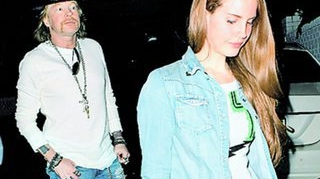 Axl rose a cazut in mrejele Lanei