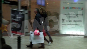 Dan Petrescu, la shopping cu gentuta roz. Uite ce l-au pus fetele lui sa faca la mall!
