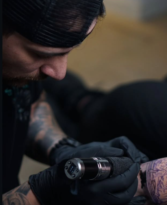 Tânăra a acceptat sfatul artistului tatuator de a-i scrie și un text sugestiv sub portretul manelistului foto: arhivă personală