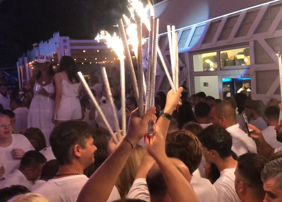 Ștefan Vuza a comandat o caravană de șampanii cu artificii la LOFT Mamaia