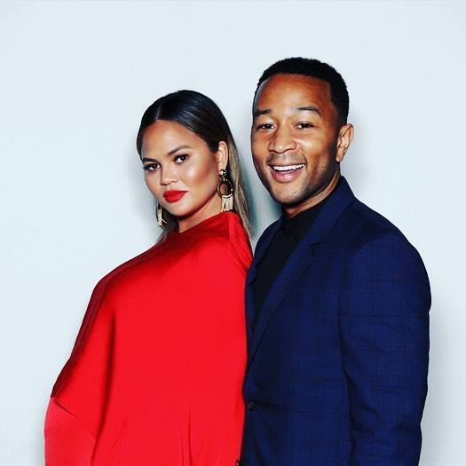 Soţia lui John Legend, topless în bucătărie, deşi mai are puţin şi naşte! Mesajul tranşant postat de vedetă poate fi o lecţie de viaţă