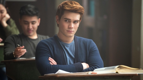 K.J. Apa, actorul care joacă rolul principal din celebrul serial "Riverdale", a intrat cu maşina în stâlp după ce a aţipit la volan! Producătorii sunt acuzaţi că îi tratează ca pe nişte sclavi pe actori şi pe cei din echipă