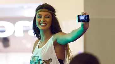 Antonia, scolarita SEXY! Uite cum a iesit pe strada iubita lui Alex Velea! Ar putea da nastere la nenumarate bancuri...