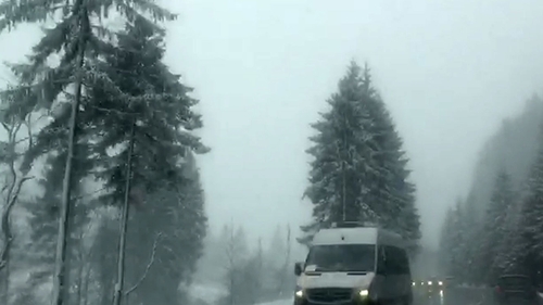Am trecut la ora de vară dar...la Braşov a venit iarna înapoi! Ninge serios pe drumurile judeţene