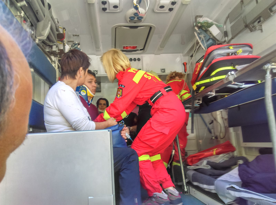 Un microbuz cu 14 pelerini din Tulcea s-a răsturnat într-o pădure! A fost declanșat Planul Roșu de intervenție. Imagini șocante