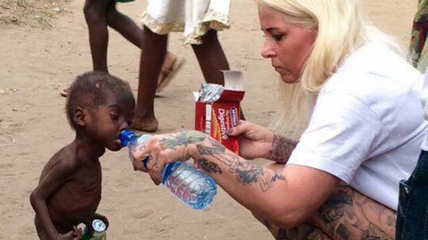 Îl mai ţii minte pe băieţelul din Nigeria lăsat să moară pe străzi? Aşa arată la un an de când a fost salvat
