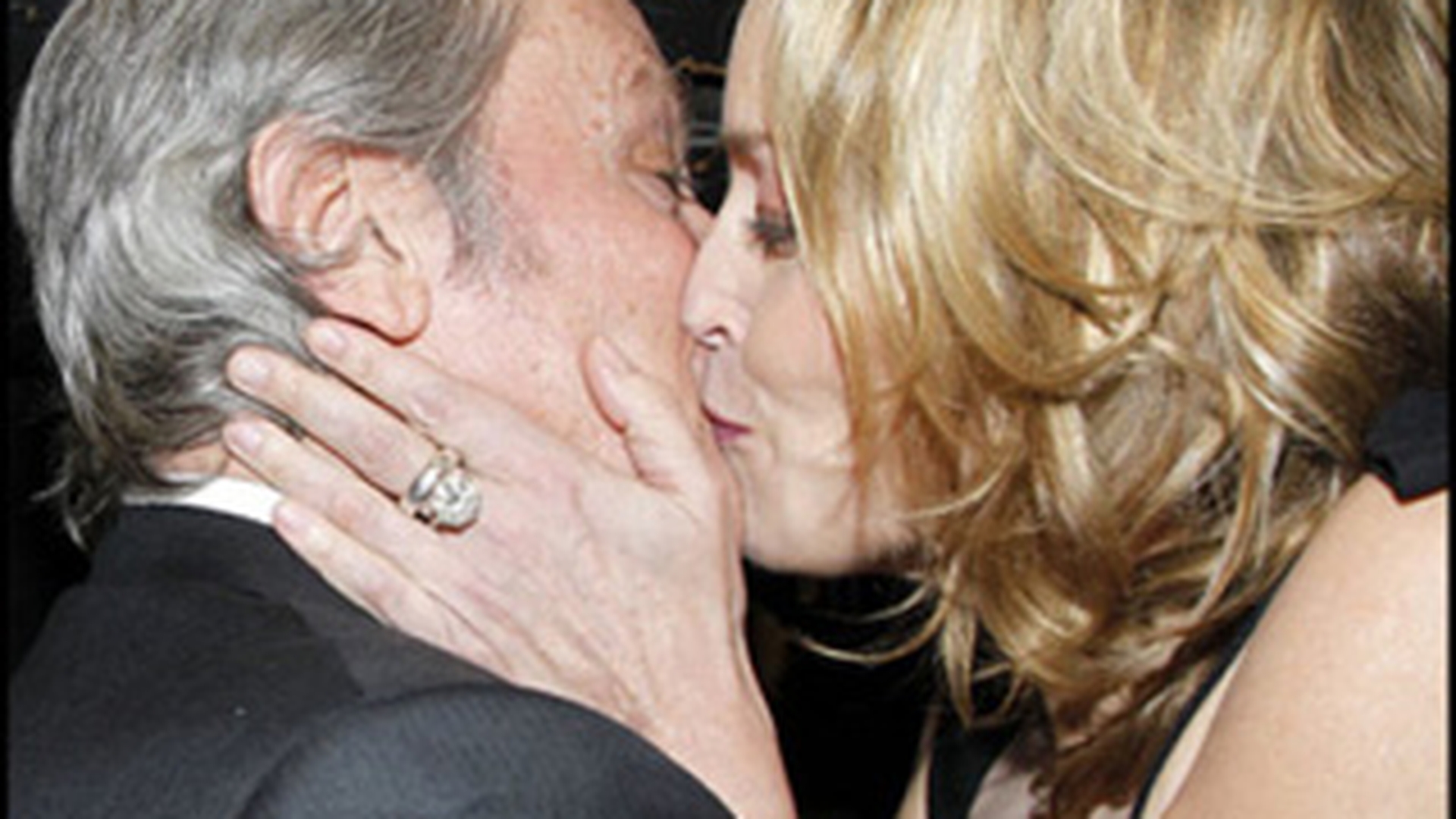 Sharon Stone se saruta pasional cu Alain Delon.