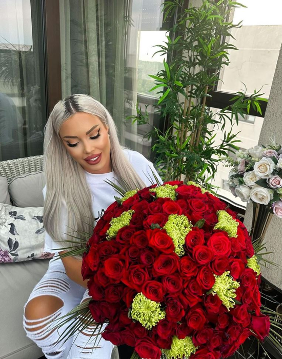 Loredana Chivu a primit un imens buchet de trandafiri (Foto: Instagram)