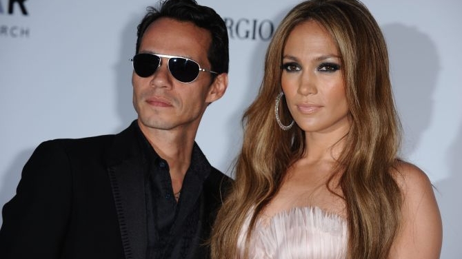 J Lo si Marc Anthony, retinuti mai mult de doua ore pe un aeroport din Moscova