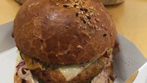 O tânără din Bucureşti a avut un şoc când a vrut să mănânce burgerul pe care îl comandase. Ce se afla în  interiorul cutiei. ”Pare mort de ceva vreme...”