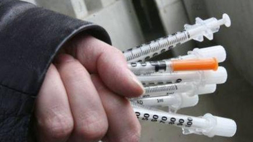 Ce s-a întâmplat cu tânăra care a stârnit o adevărată isterie în Capitală după ce ar fi înţepat mai multe persoane cu un ac şi le-ar fi infectat cu HIV