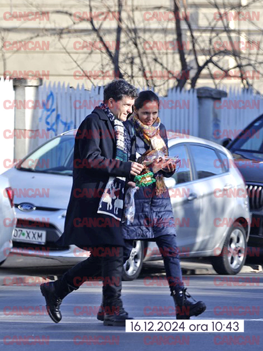Nicușor Dan și Mirabela pleacă de la școală și, pe drum spre casă, își dau seama că au uitat ceva, așa că se întorc