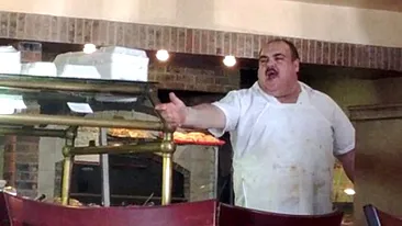 VIDEO incredibil! Pavarotti e mic copil pe langa vocea unui pizzar din America! Vezi cum canta o arie de opera ca un tenor adevarat!