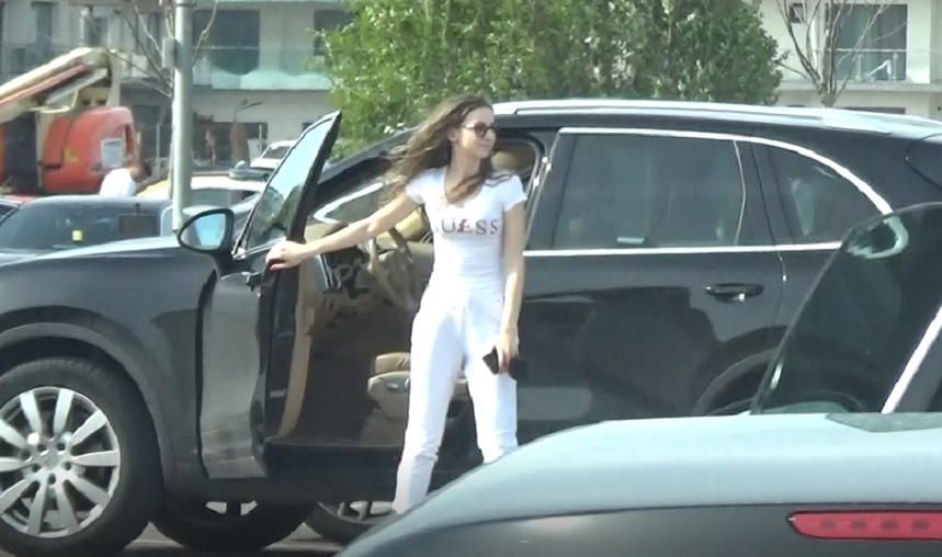 Ce bolid i-a cumpărat Vali Vijelie fiicei sale. Cati a făcut furori la Mamaia