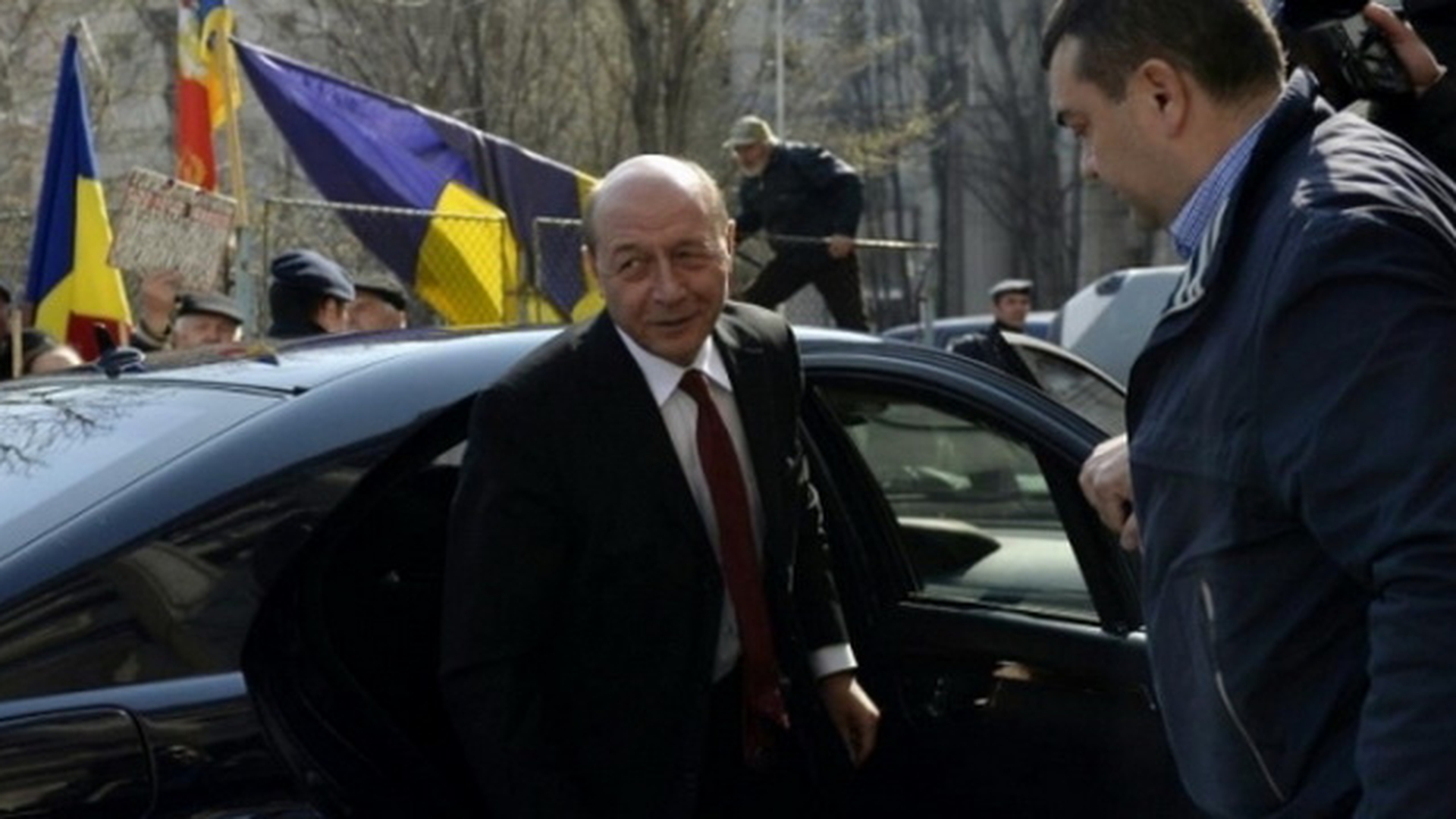 II era lene sau pur si simplu a vrut sa fie servil? Ce a facut soferul lui Traian Basescu pe strada Gogol!