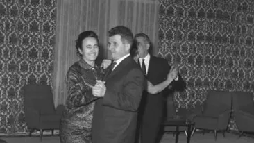 Iti mai aduci aminte cum petreceai cu familia si prietenii de Revelion in anii comunismului?