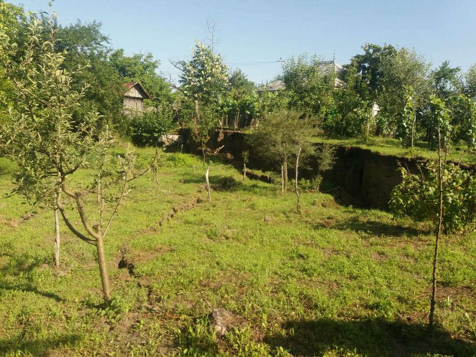 Pământul continuă să o ia la vale în Vâlcea