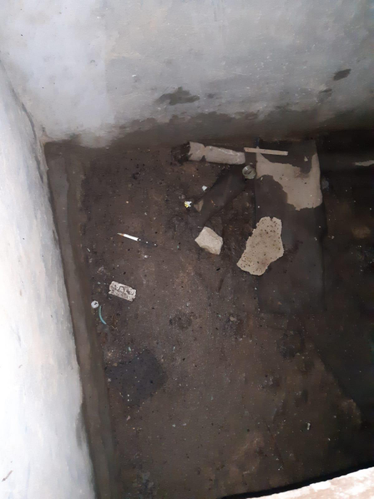 În interiorul buncărului, a fost găsit un cuțit murdar cu sânge