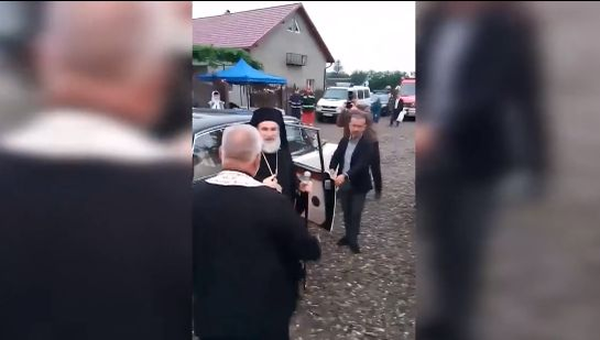 Arhiepiscopii și preoții au venit cu mașini de lux la sfințirea unei biserici din Suceava: „Am crezut că e vreo nuntă cu maneliști!”