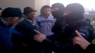 VIDEO Mai ceva ca pe stadion! Mascaţii au confundat credincioşii cu ULTRAŞII! Ce au făcut într-o biserica din Vaslui