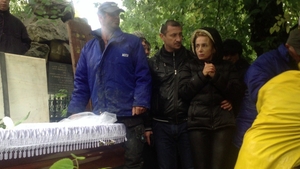 Ce nu s-a vazut la inmormantarea mamei Danielei Gyorfi. Sicriul a fost bagat stramb in cavou, sub privirile disperate ale artistei
