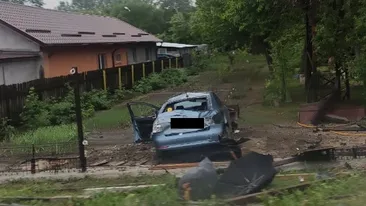 Beat criță la volan, un șofer a lovit două mașină, a rupt un stâlp și a aterizat într-o curte