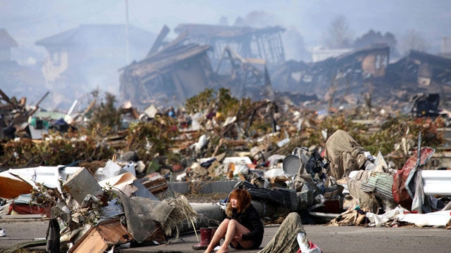 Imaginea care a făcut mii de oameni să plângă! Ce s-a intâmplat cu această fată, după tsunami-ul devastator din Japonia